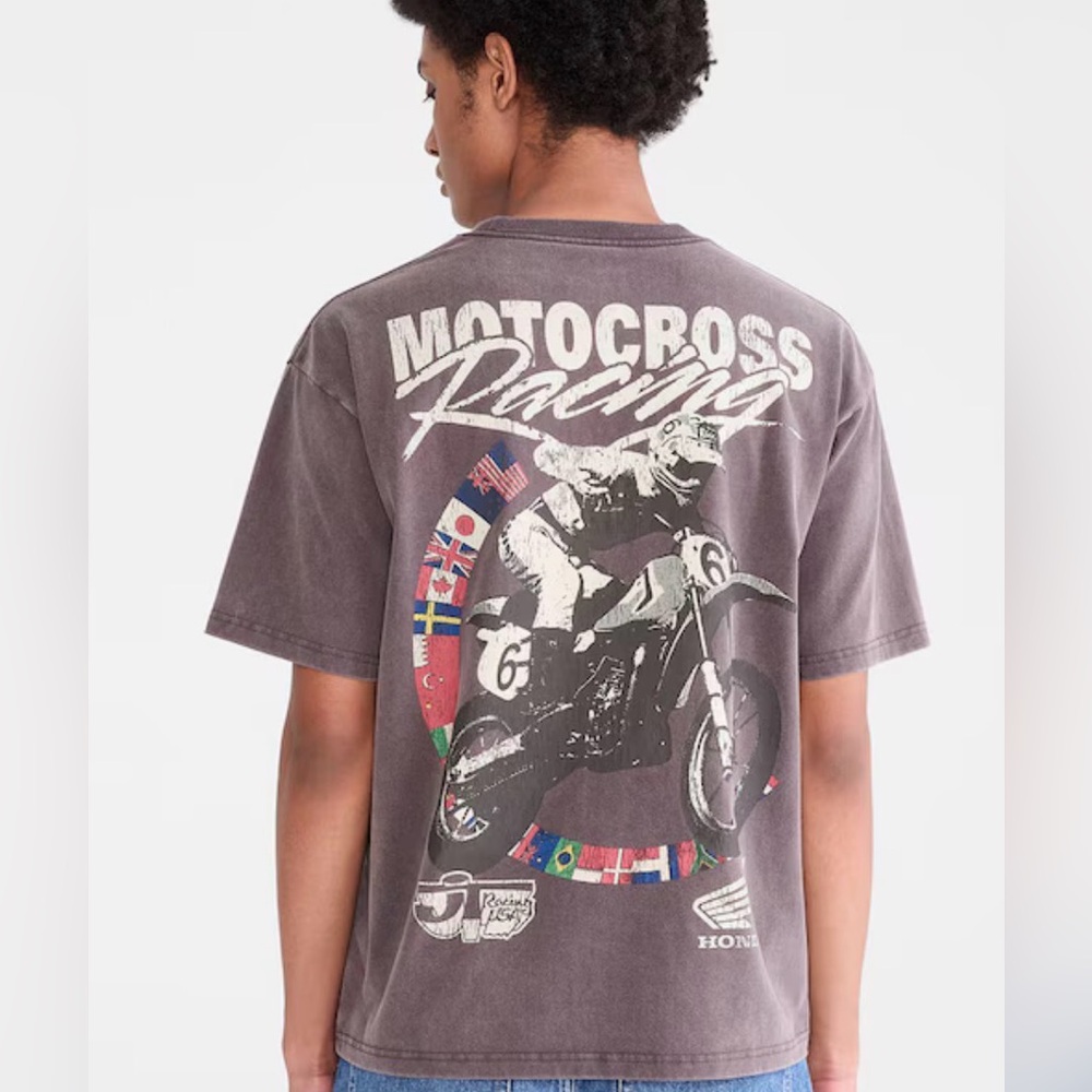 NEVER WORN- small 100% cotton t shirt